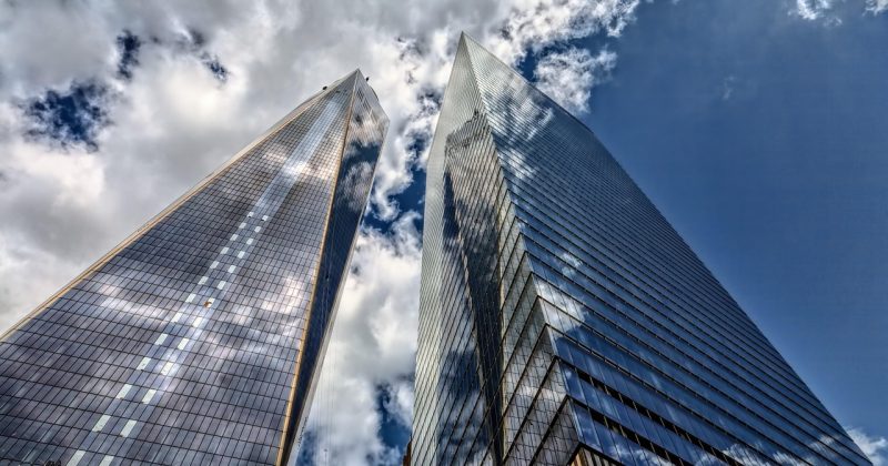 三维卫星地图模式展示城市建筑群立体效果，高层建筑从45度角俯视清晰可见立面细节，高清地图卫星地图三维功能演示