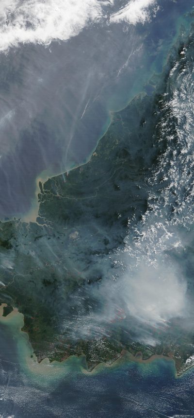 高清地图卫星地图图层面板界面，卫星影像、地形、路网等选项以半透明玻璃卡片纵向排列，每项前带细线图标，界面通透