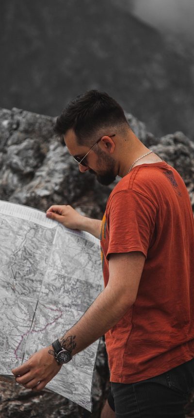 高清地图卫星地图量算工具界面，手指在地图上连点画出一圈多边形，屏幕中央浮出面积与周长读数，紫粉色高亮边缘清晰